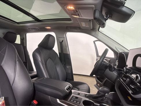 Used 2025 Toyota Highlander Platinum image 25