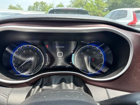 Used 2018 Chrysler Pacifica Limited w/ Advanced Safetytec Group FWD image 8