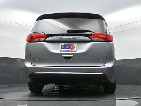 Used 2017 Chrysler Pacifica Touring-L w/ Tire & Wheel Group image 30