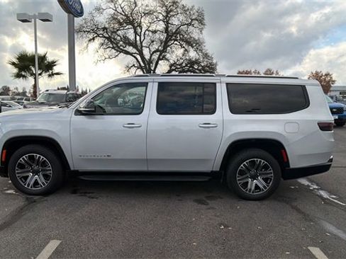 Used 2024 Jeep Wagoneer L Series II w/ Flexible Seating Group image 6