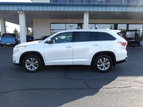 Used 2015 Toyota Highlander XLE AWD/4WD image 2