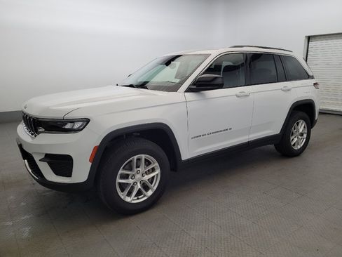 Used 2022 Jeep Grand Cherokee Laredo w/ Luxury Tech Group I AWD/4WD image 2