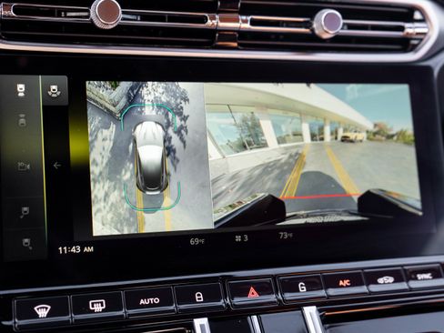 Used 2025 Aston Martin V8 Vantage Coupe image 21