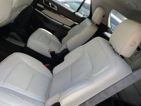Used 2017 Ford Explorer Platinum AWD/4WD image 10