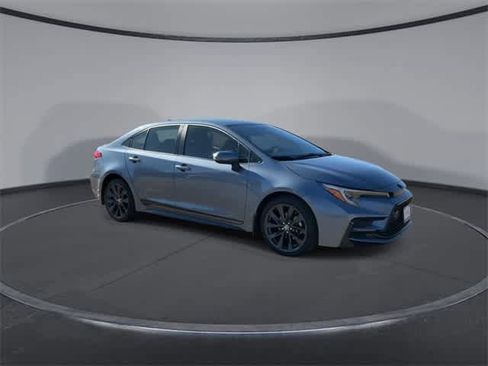 Used 2023 Toyota Corolla SE image 2