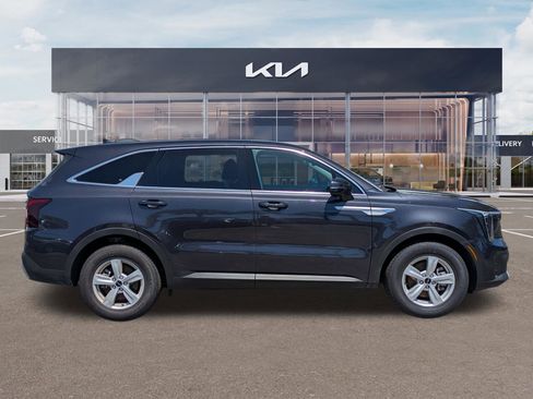 Certified 2025 Kia Sorento LX FWD image 3