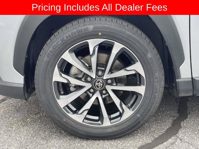 Used 2025 Toyota Corolla Cross XLE FWD image 9