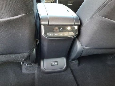 Used 2024 Toyota Highlander LE AWD/4WD image 16