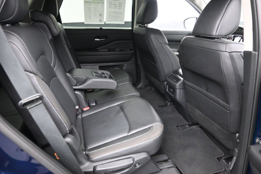 Used 2025 Nissan Pathfinder SL AWD/4WD image 10