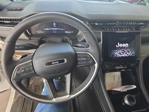 Used 2023 Jeep Grand Cherokee Altitude AWD/4WD image 8