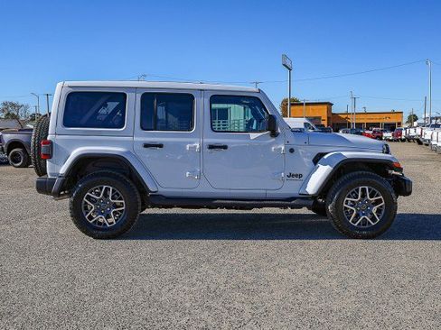 Used 2025 Jeep Wrangler Sahara image 3