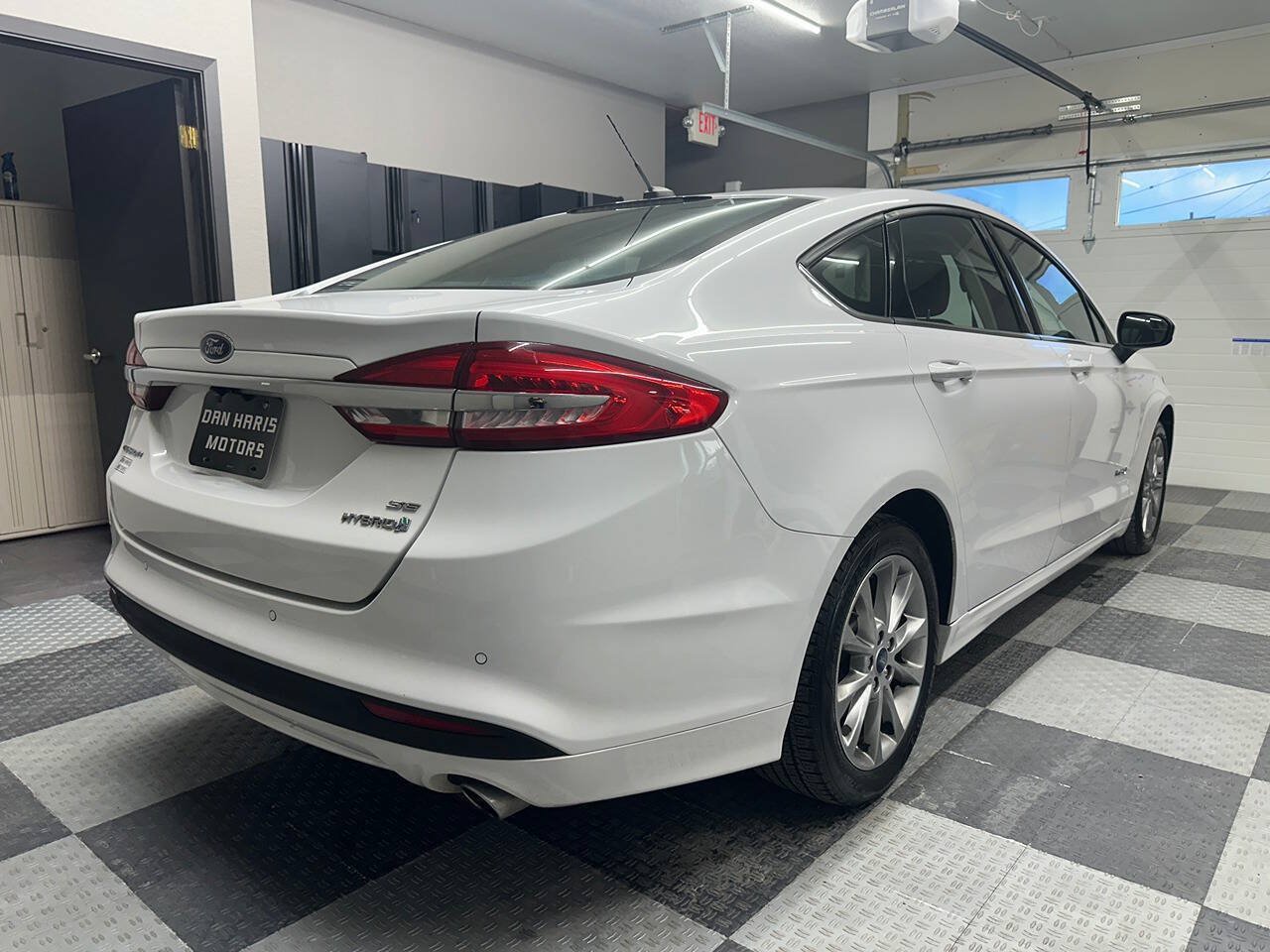 Used 2017 Ford Fusion SE FWD image 8