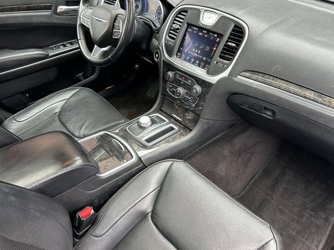 Used 2018 Chrysler 300 Limited image 19