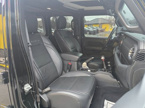 Used 2018 Jeep Wrangler Unlimited Sahara AWD/4WD image 16