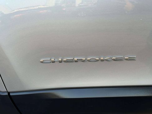 Used 2020 Jeep Cherokee Latitude FWD image 9