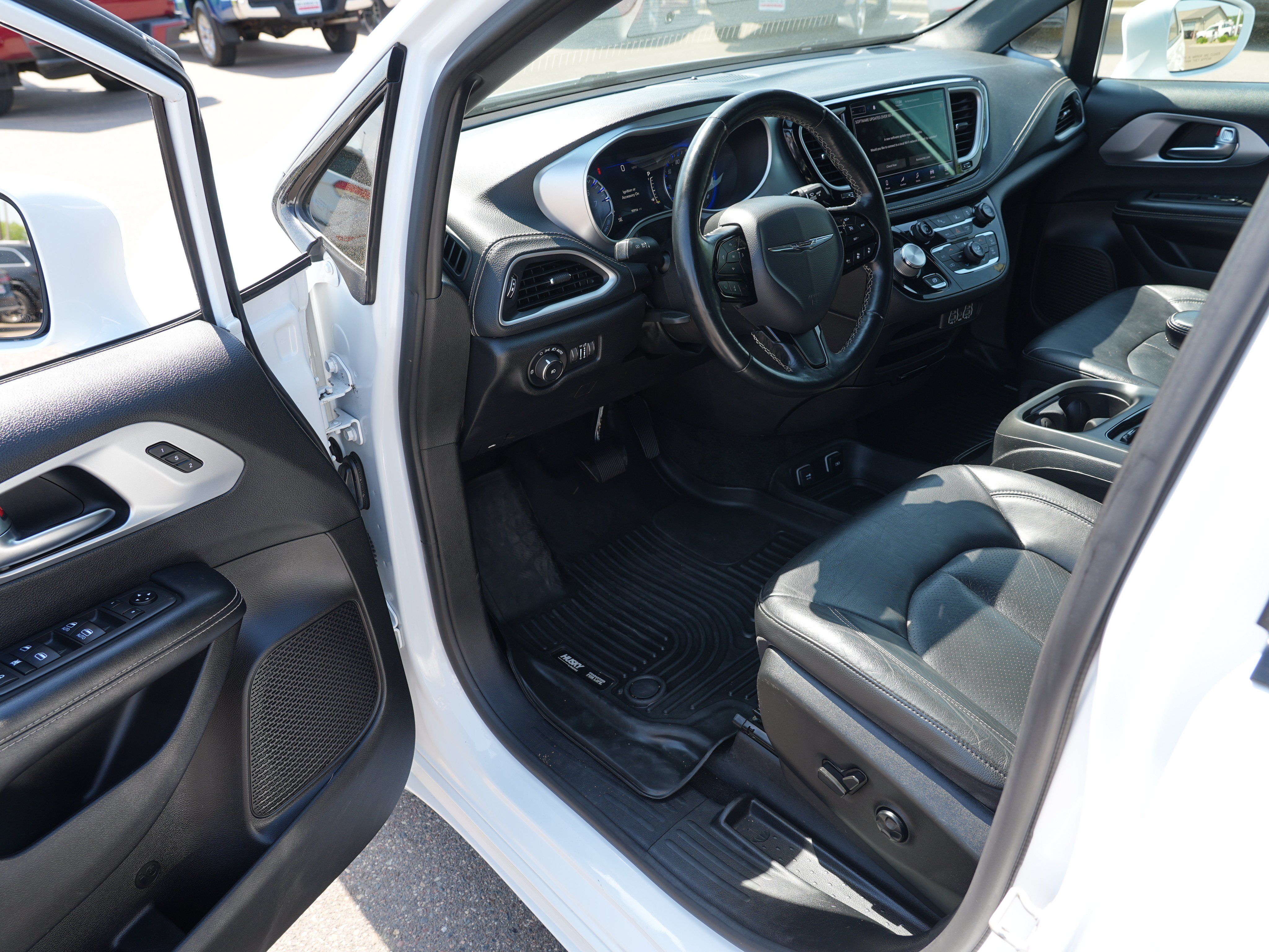 Used 2021 Chrysler Pacifica Touring-L w/ S Appearance Package FWD image 13