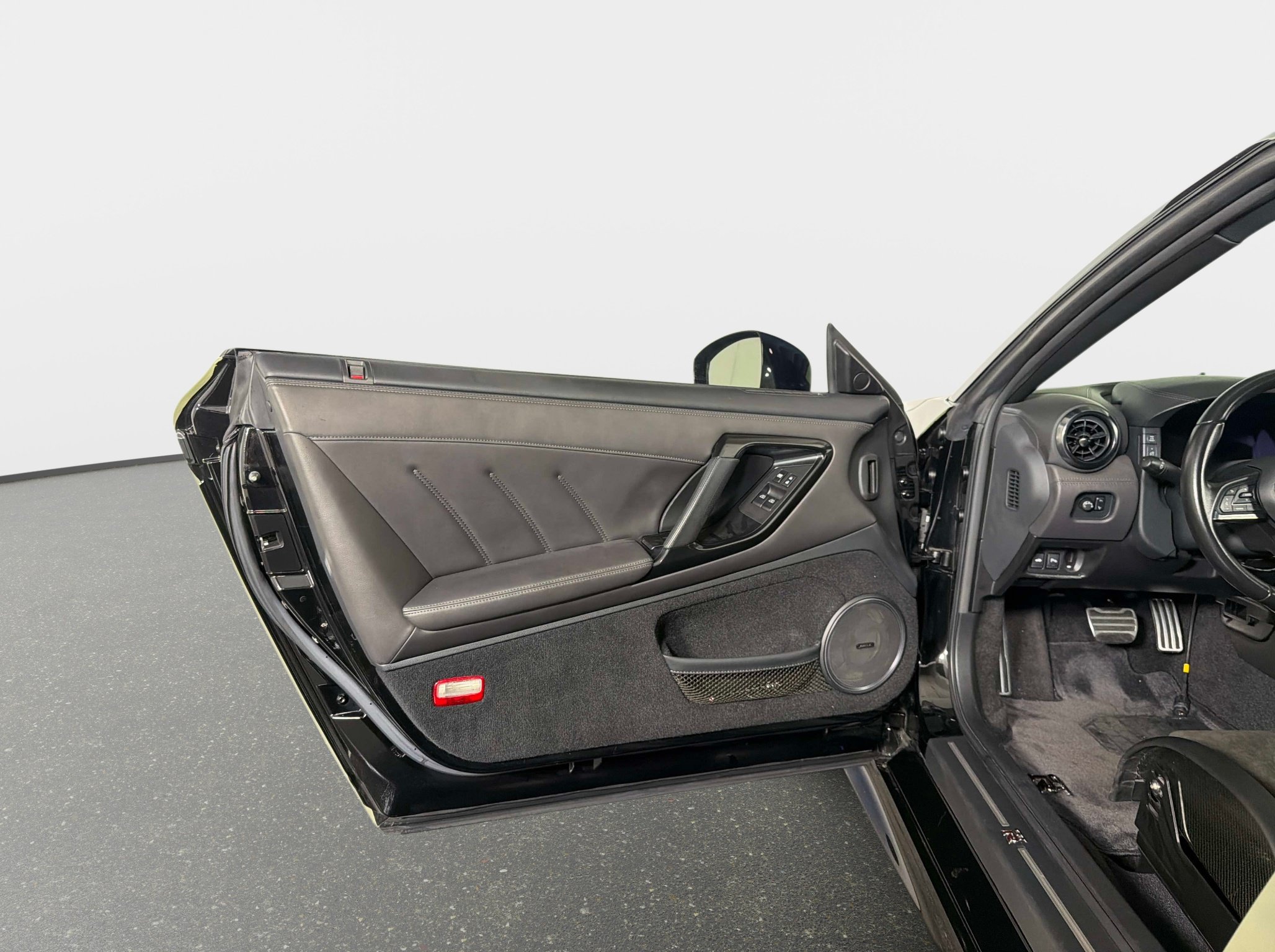Used 2021 Nissan GT-R Premium AWD/4WD image 33