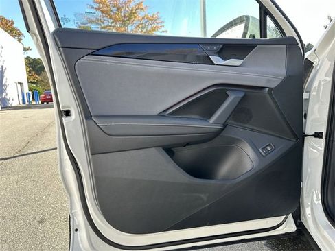 New 2025 Volkswagen Tiguan SE image 13