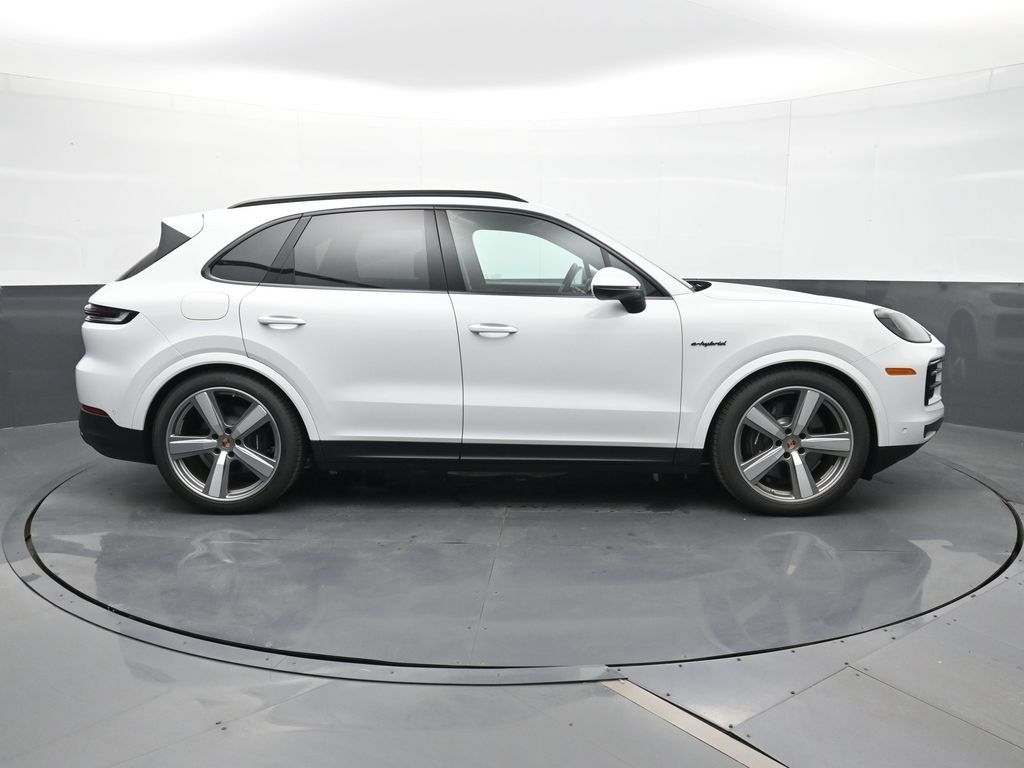 Certified 2025 Porsche Cayenne E-Hybrid AWD/4WD image 24