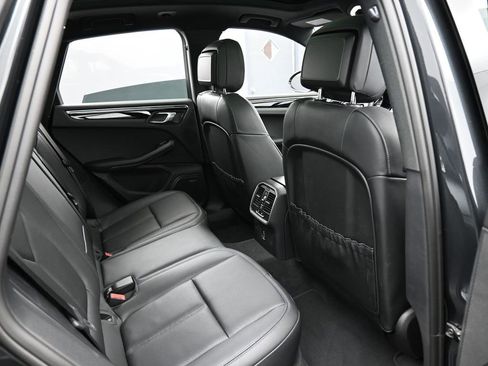 Certified 2025 Porsche Macan image 28