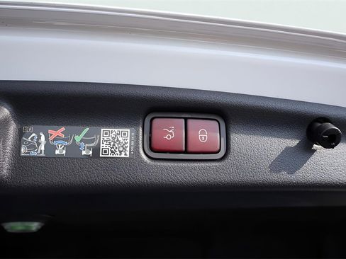 Used 2025 Mercedes-Benz C 300 4MATIC Sedan image 36