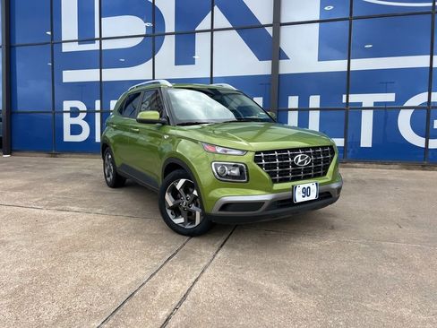Used 2024 Hyundai Venue SEL image 1
