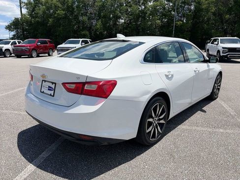 Used 2017 Chevrolet Malibu LT FWD image 4