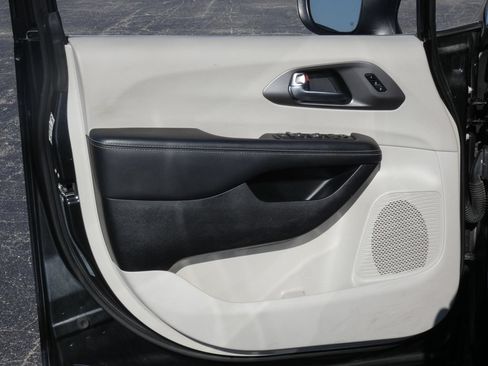 Used 2023 Chrysler Pacifica Touring-L FWD image 12