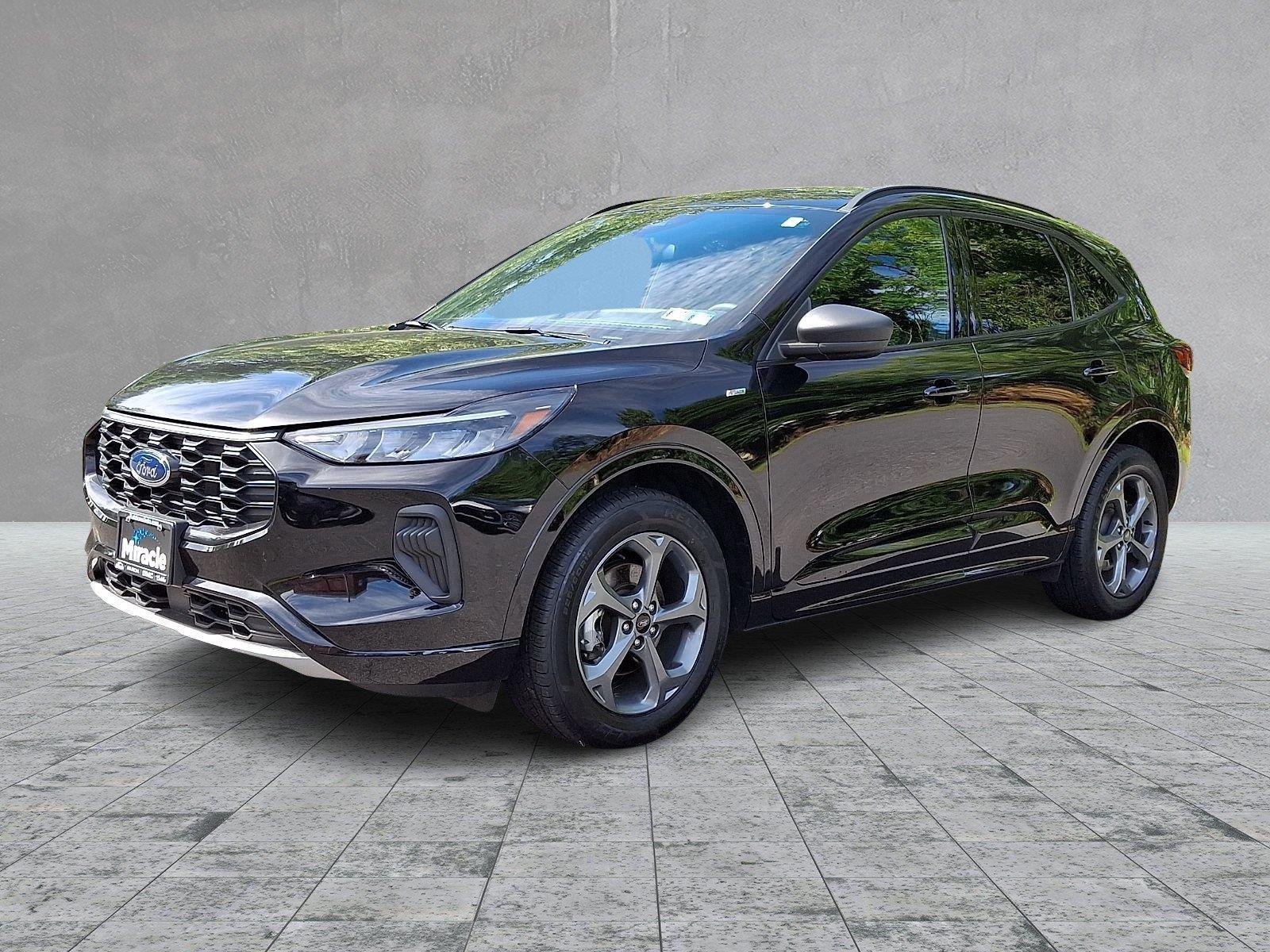 Used 2023 Ford Escape ST-Line w/ Tech Pack #1 AWD/4WD image 3