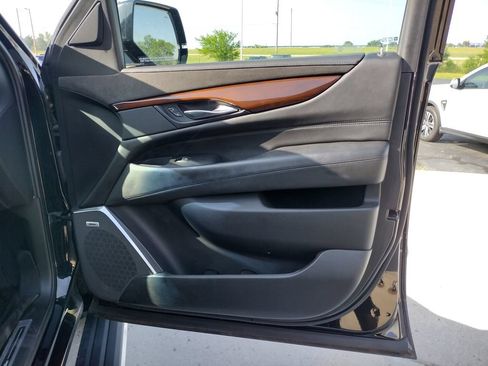 Used 2019 Cadillac Escalade Premium Luxury w/ Escalade Sport Edition AWD/4WD image 28