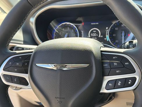 Used 2024 Chrysler Pacifica Touring-L FWD image 34
