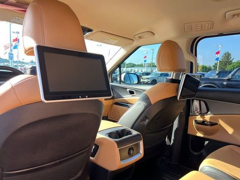 Used 2023 Kia Carnival LX FWD image 29