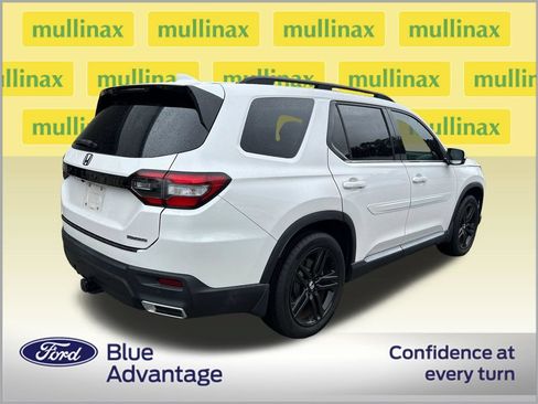 Used 2023 Honda Pilot Touring image 2