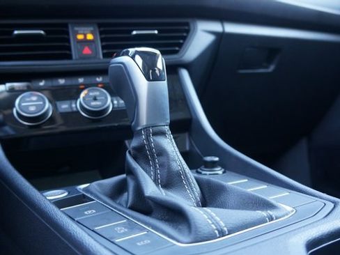 Certified 2023 Volkswagen Jetta SE w/ Panoramic Sunroof Package image 21