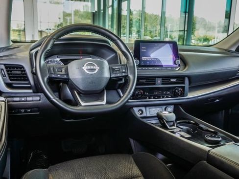 Used 2025 Nissan Rogue SV AWD/4WD image 16
