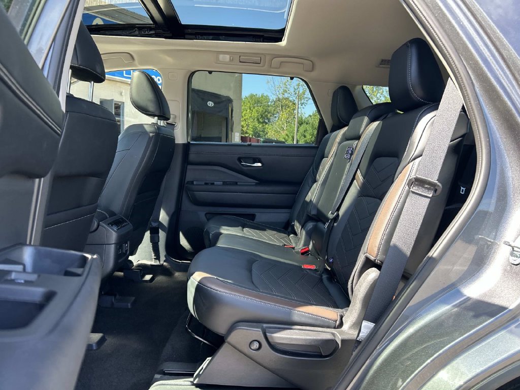 Certified 2023 Nissan Pathfinder Platinum w/ Cargo Package AWD/4WD image 17