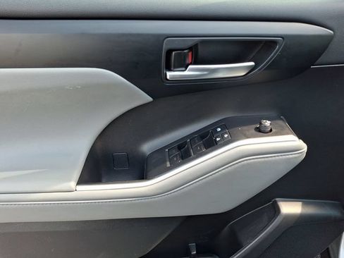 Used 2021 Toyota Highlander XLE AWD/4WD image 12