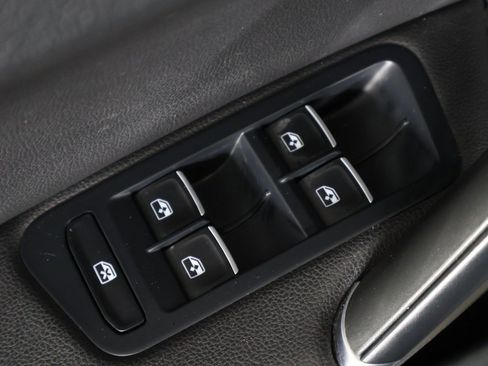 Used 2018 Volkswagen Golf R 4-Door image 38