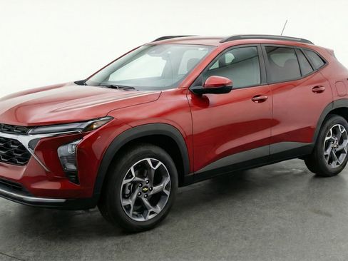 Used 2025 Chevrolet Trax LT image 3