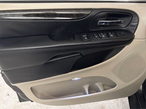 Used 2019 Dodge Grand Caravan SE w/ UConnect Hands-Free Group image 39