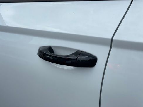 Certified 2025 Volkswagen Taos SE image 28