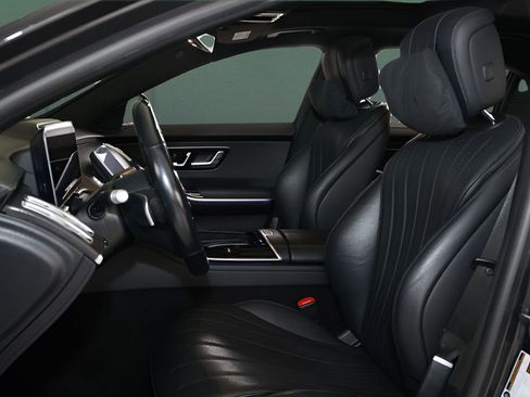 Used 2022 Mercedes-Benz S 500 4MATIC w/ AMG Line Package image 2