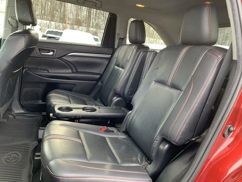 Used 2019 Toyota Highlander SE image 12