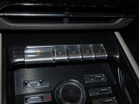 Used 2025 Lincoln Nautilus Premier image 18