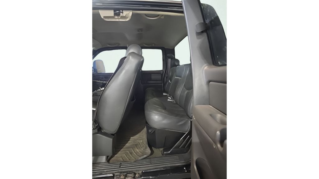 Used 2004 GMC Sierra 2500 SLT w/ Heavy-Duty Power Package AWD/4WD image 13