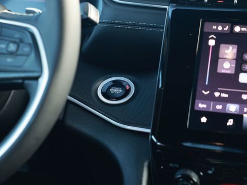 New 2025 Jeep Grand Cherokee Altitude image 26