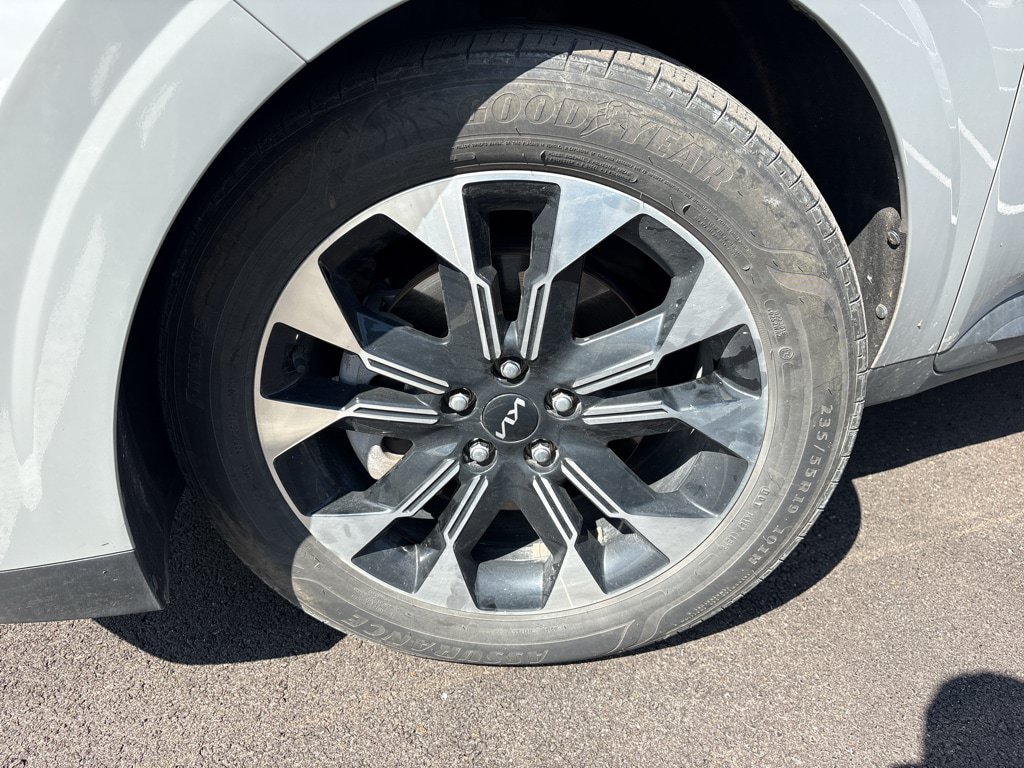 Used 2024 Kia Carnival EX FWD image 12