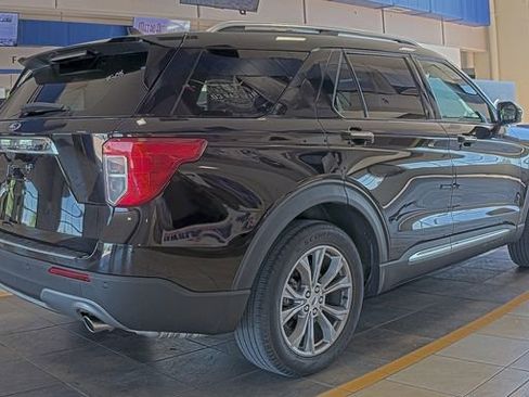 Used 2023 Ford Explorer Limited image 2