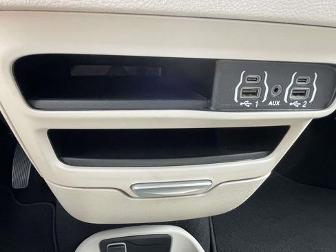 Used 2024 Chrysler Pacifica Touring-L FWD image 19