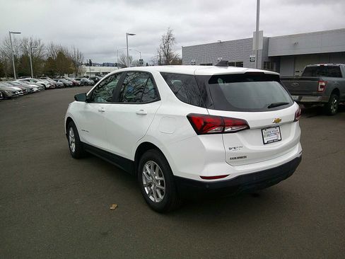 Used 2022 Chevrolet Equinox LS image 3